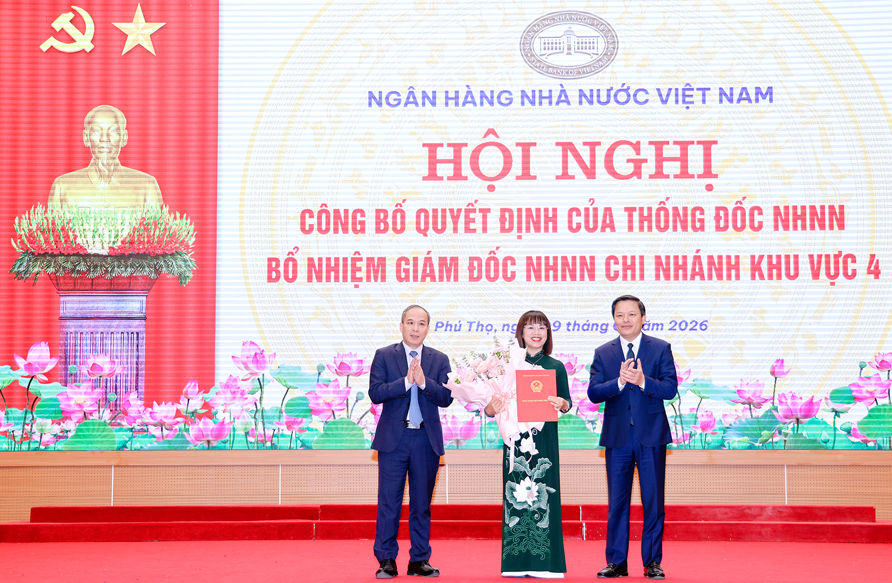 Đc Truong Thu Hoa nhan quyet dinh bo nhiem GD NHNN KV4.jpg